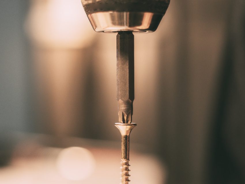 ドリルを使って穴をあける作業